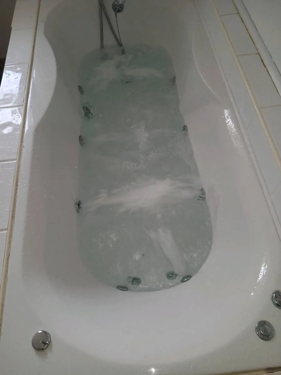 12 jet jacuzzi bath - Image 1