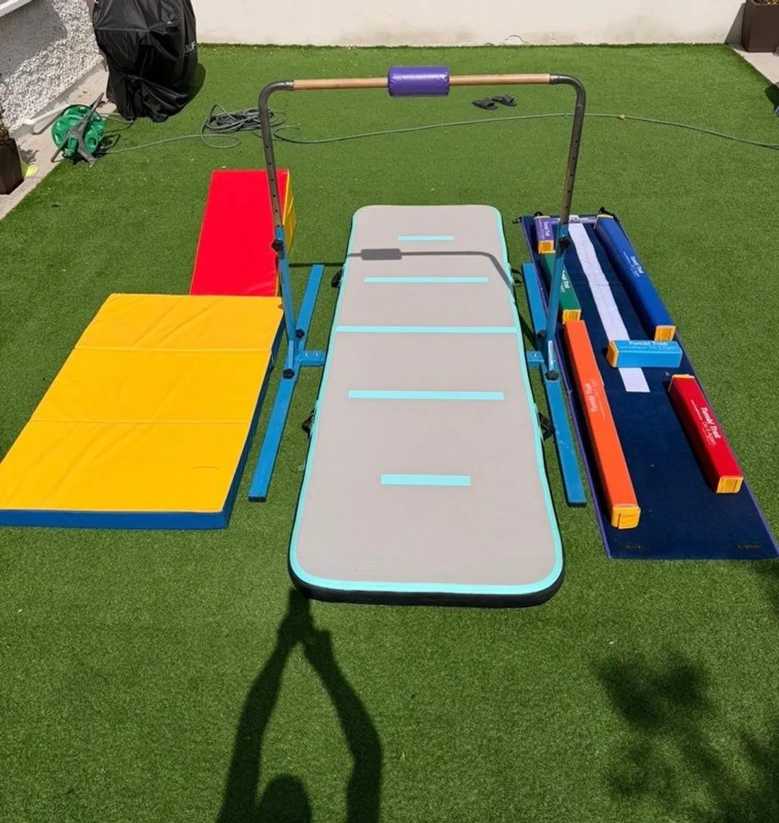 Gymnastics bar and mat set - Image 1