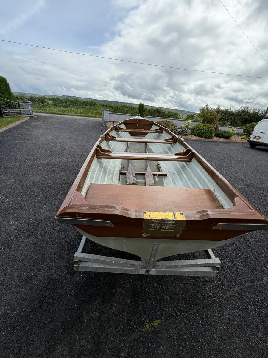 Boat and trailer - Image 1