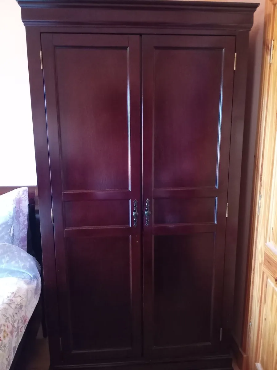 Complete bedroom set - Image 1