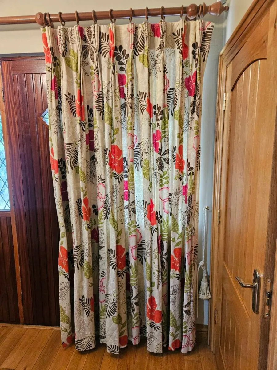Hall and window curtains - Image 1