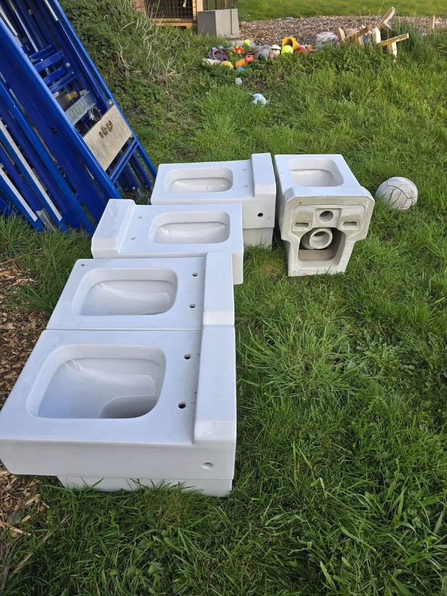 Bidets & Mounting Frames – €300 - Image 3