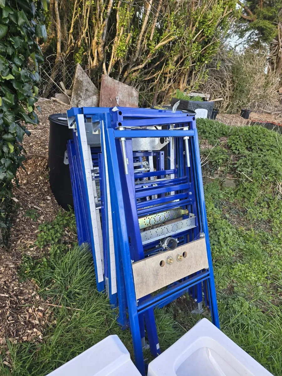 Bidets & Mounting Frames – €300 - Image 4
