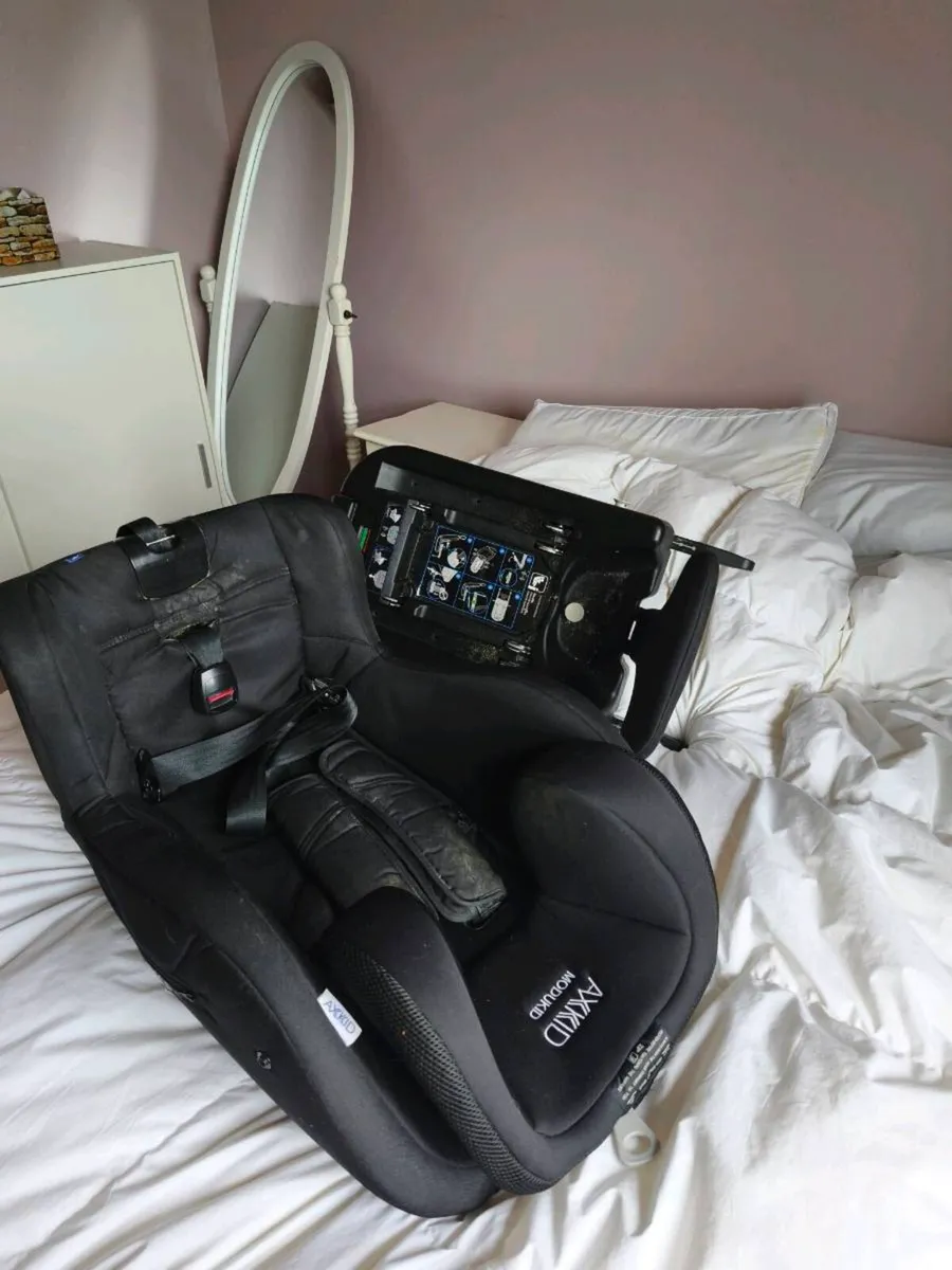 Child's car seat - Image 1