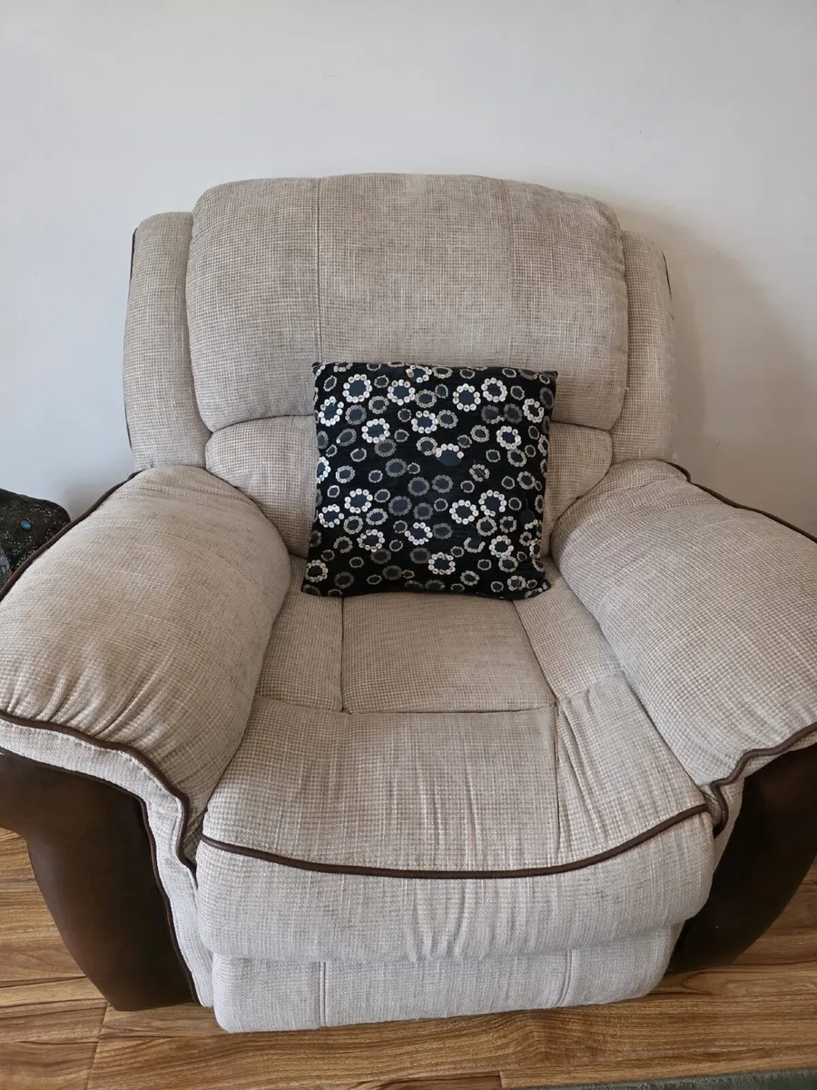 2nd hand sofa for sell - Image 2