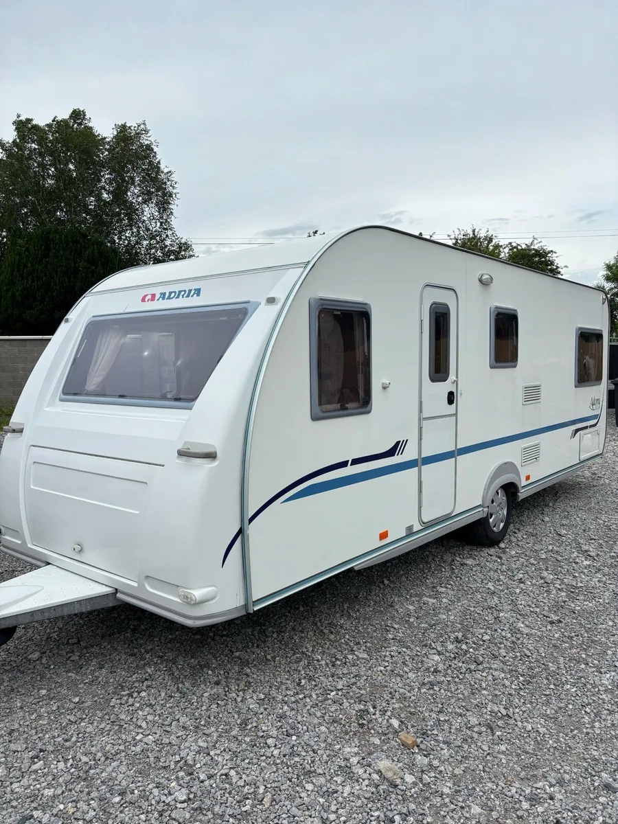 6 berth with fixed bed amazing condition - Image 1