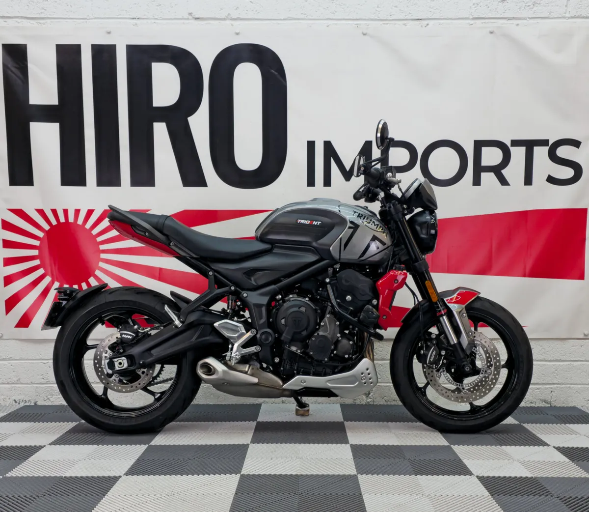 212 Triumph Trident - Image 1