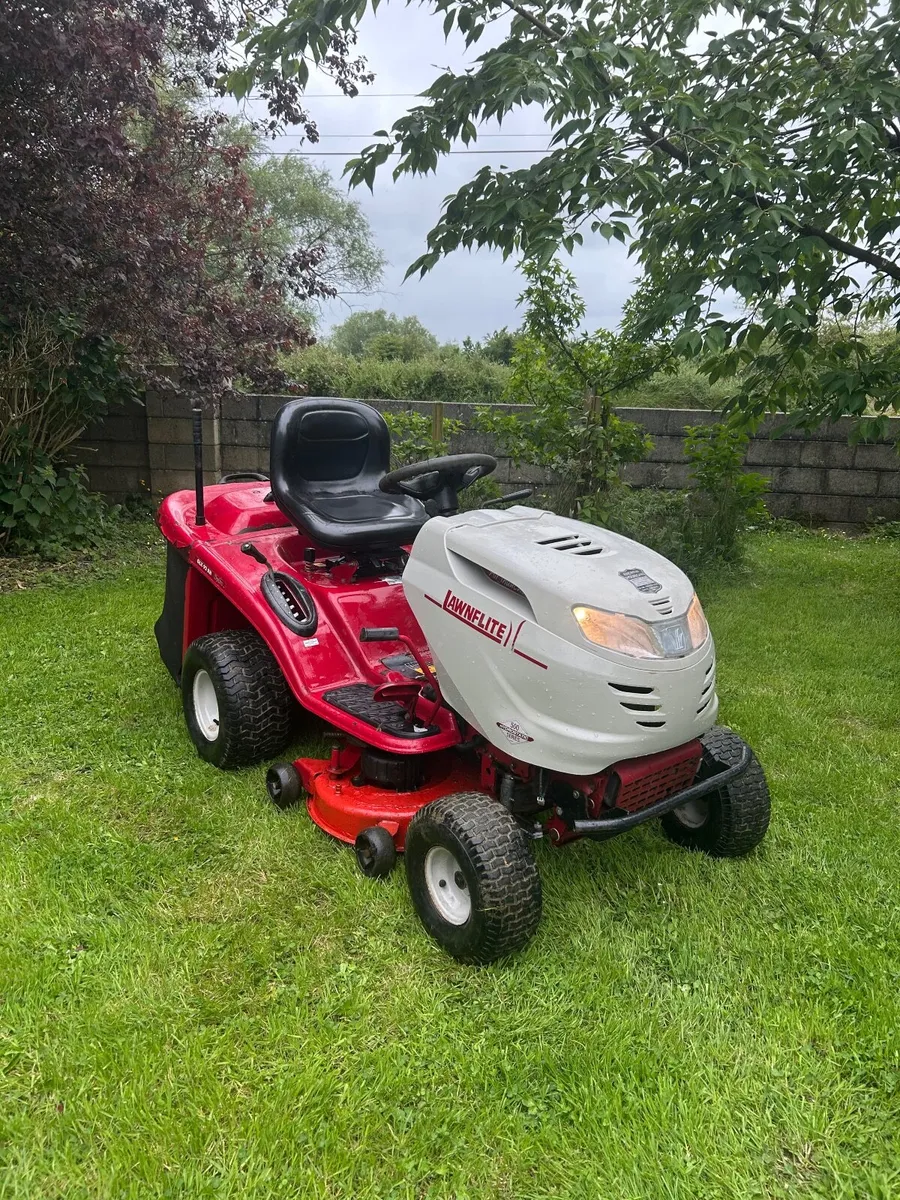 Ride on Lawnmower 17hp - Image 4