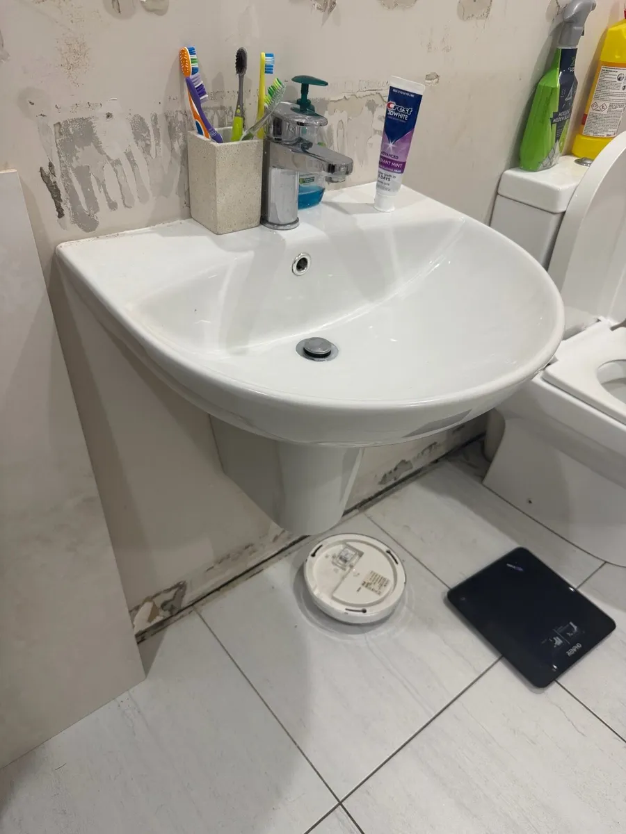 Bathroom essentials - Image 4