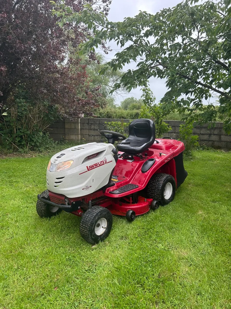 Ride on Lawnmower 17hp - Image 1