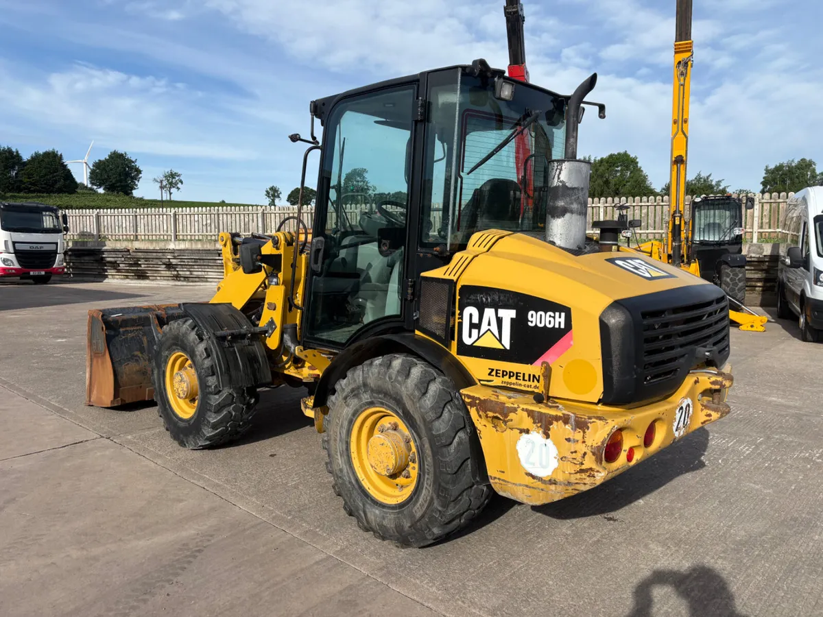 2011 CAT 906 Loader & Bagging Bucket - Image 2