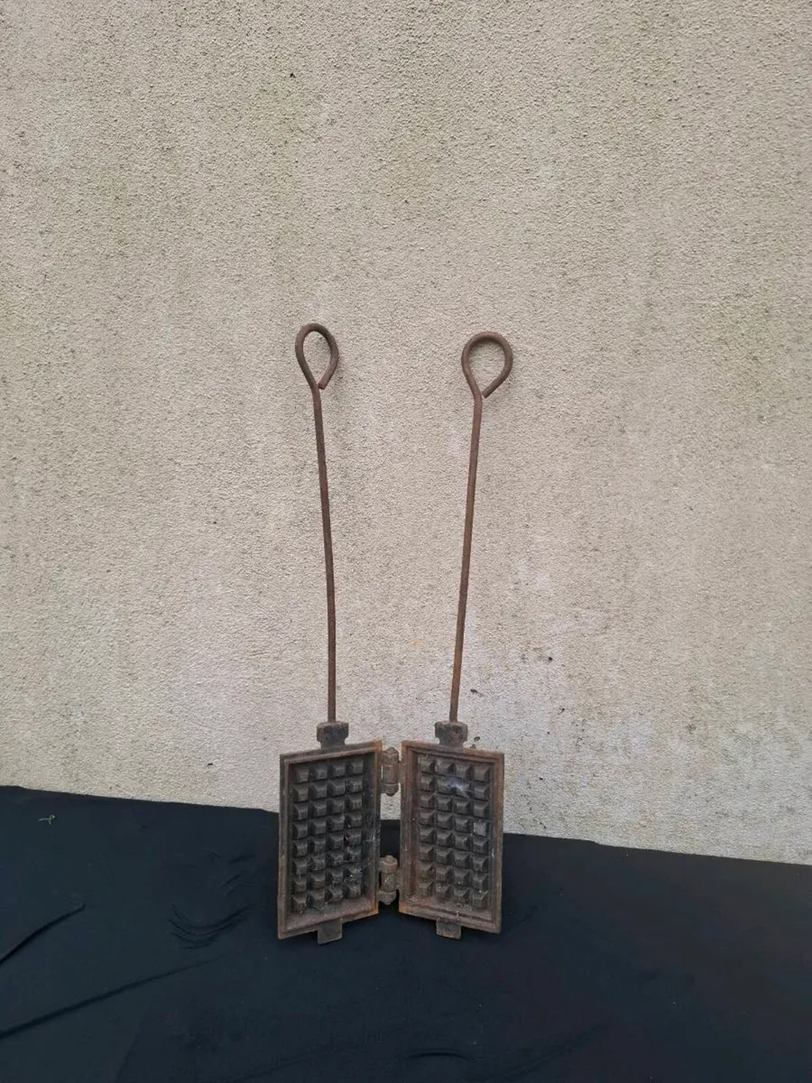 Antique cast iron waffles maker postage possible