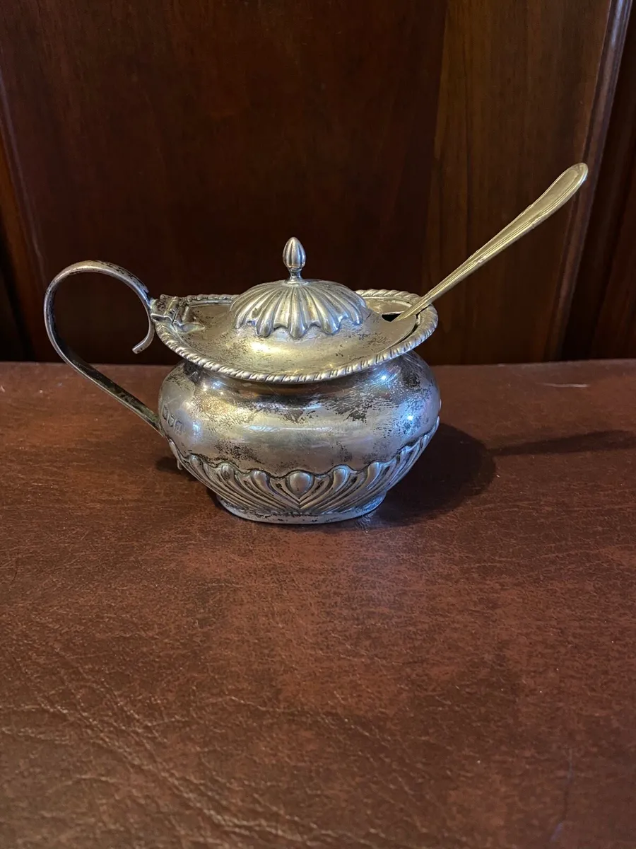 Silver jug by Edward Barnard & Son’s - Image 2