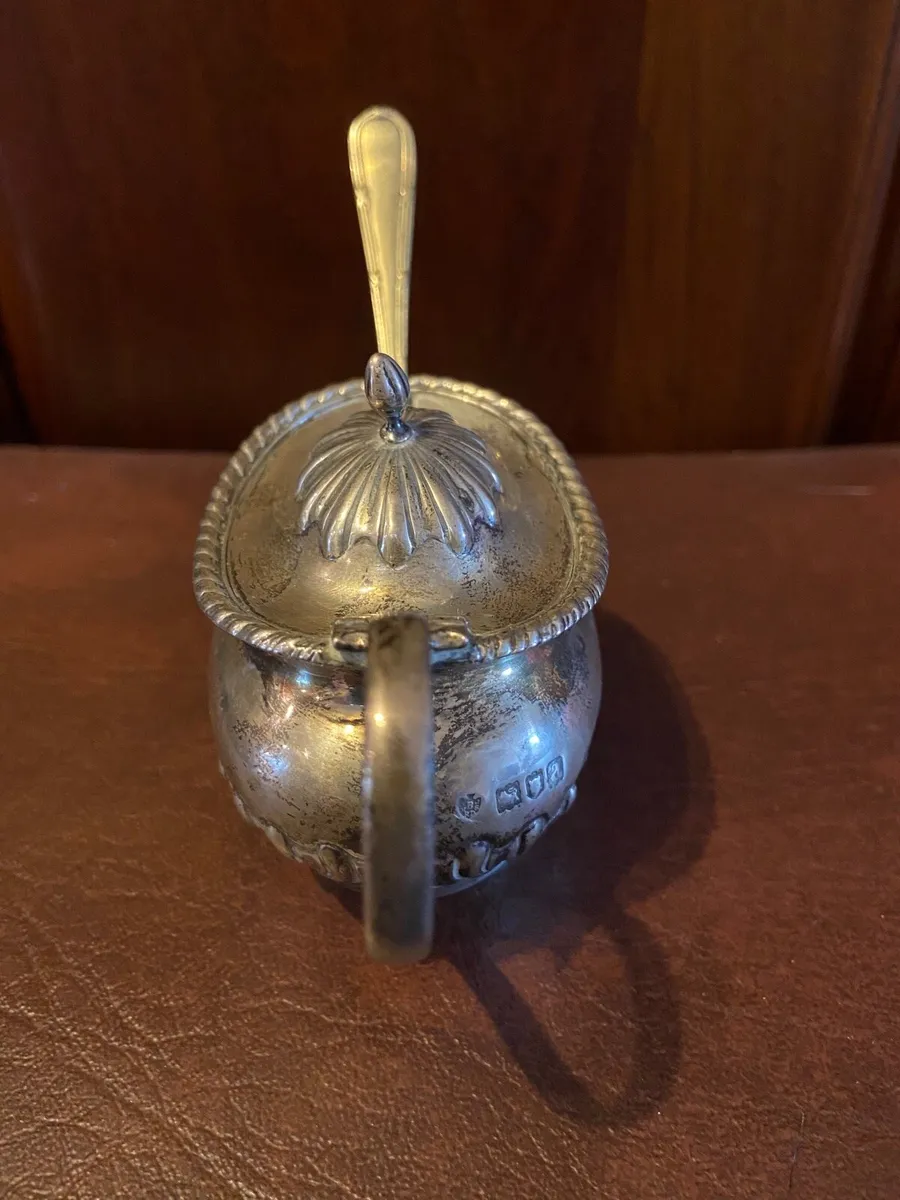 Silver jug by Edward Barnard & Son’s - Image 3