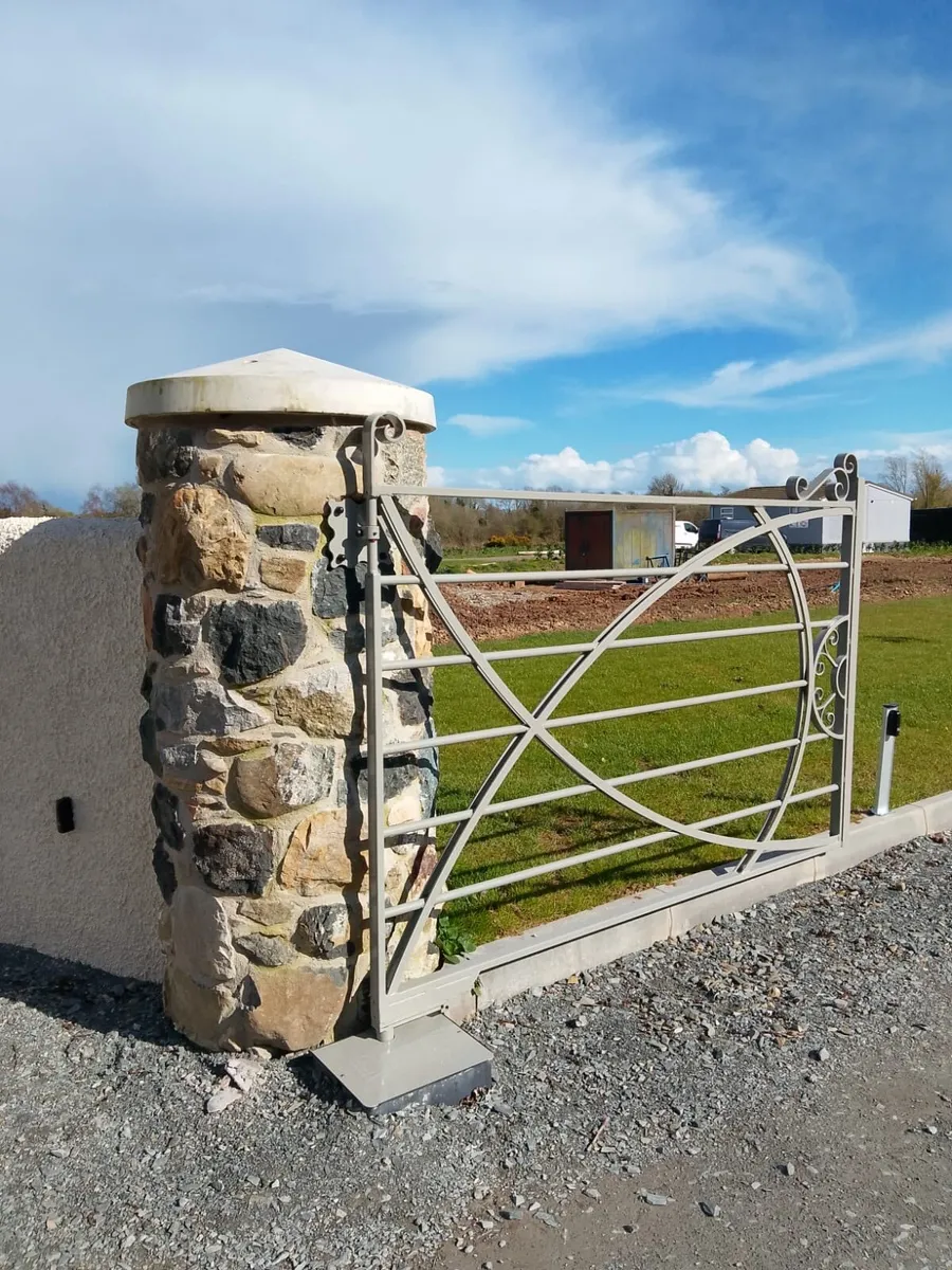 Stone pillars - Image 3