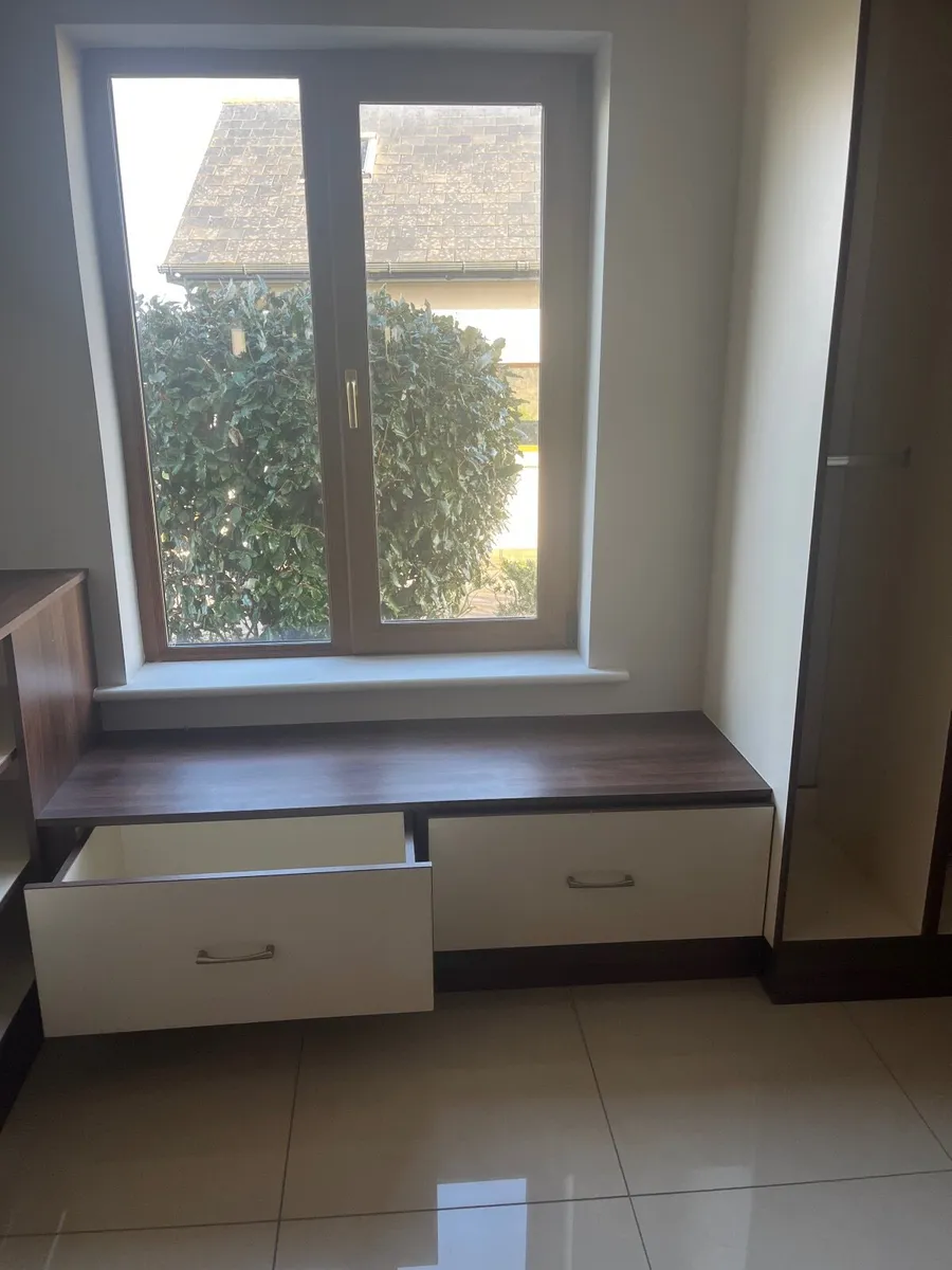 Walk in wardrobe - Image 2