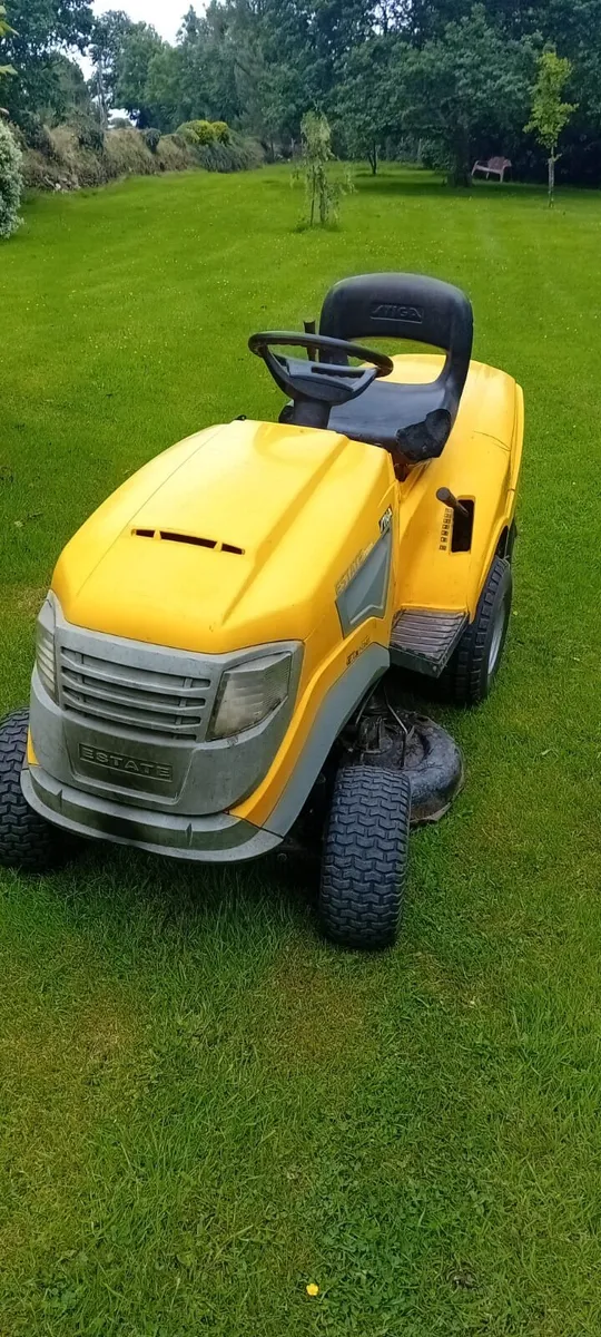 Ride on lawnmower - Image 1