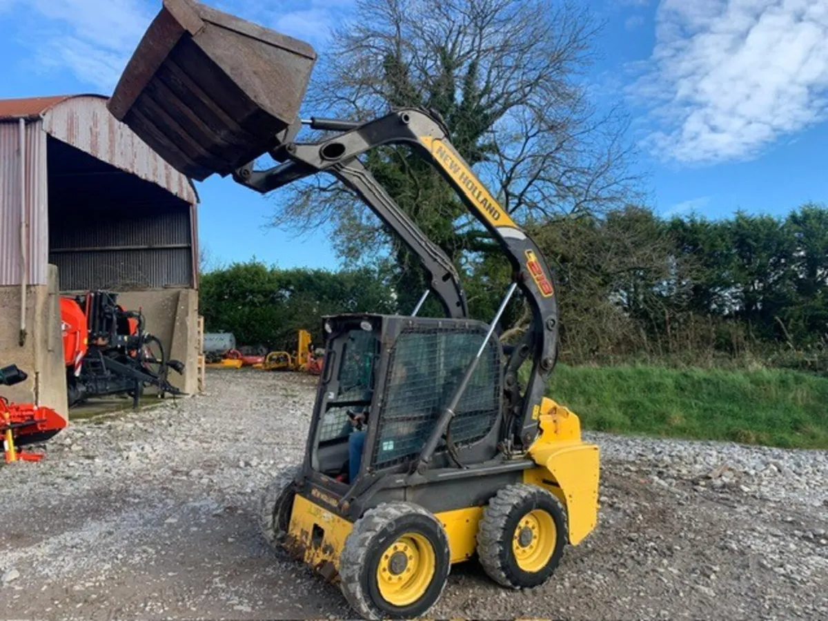 NEW HOLLAND L218 SKIDSTEER - Image 2