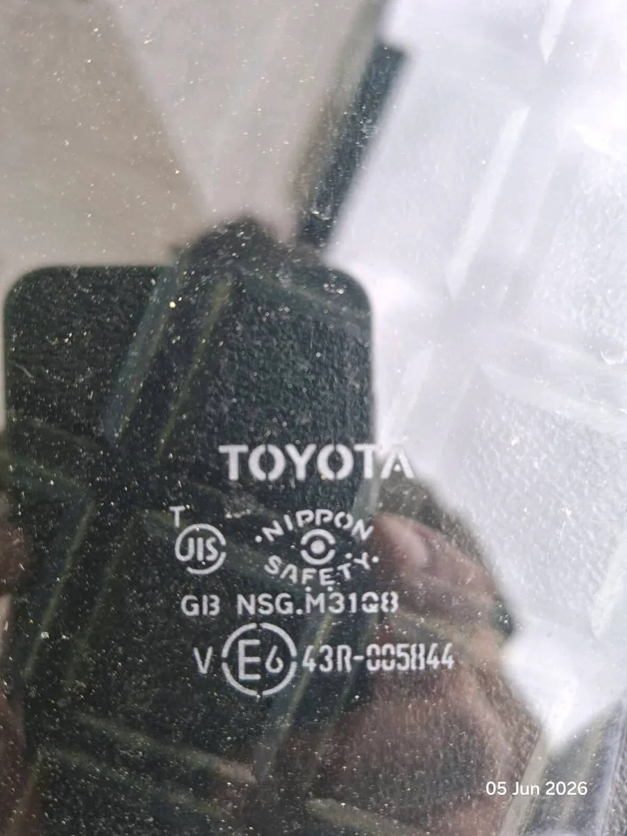 Prius alpha/ plus rear window glass - Image 2