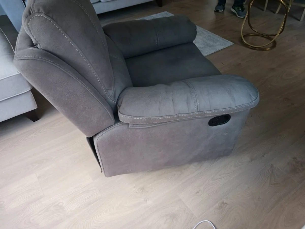 Beautiful recliner for sale - Image 4