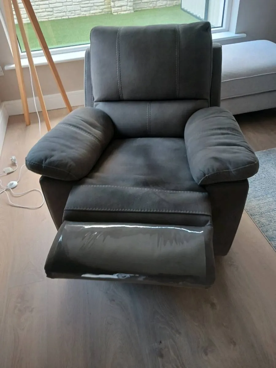 Beautiful recliner for sale - Image 1