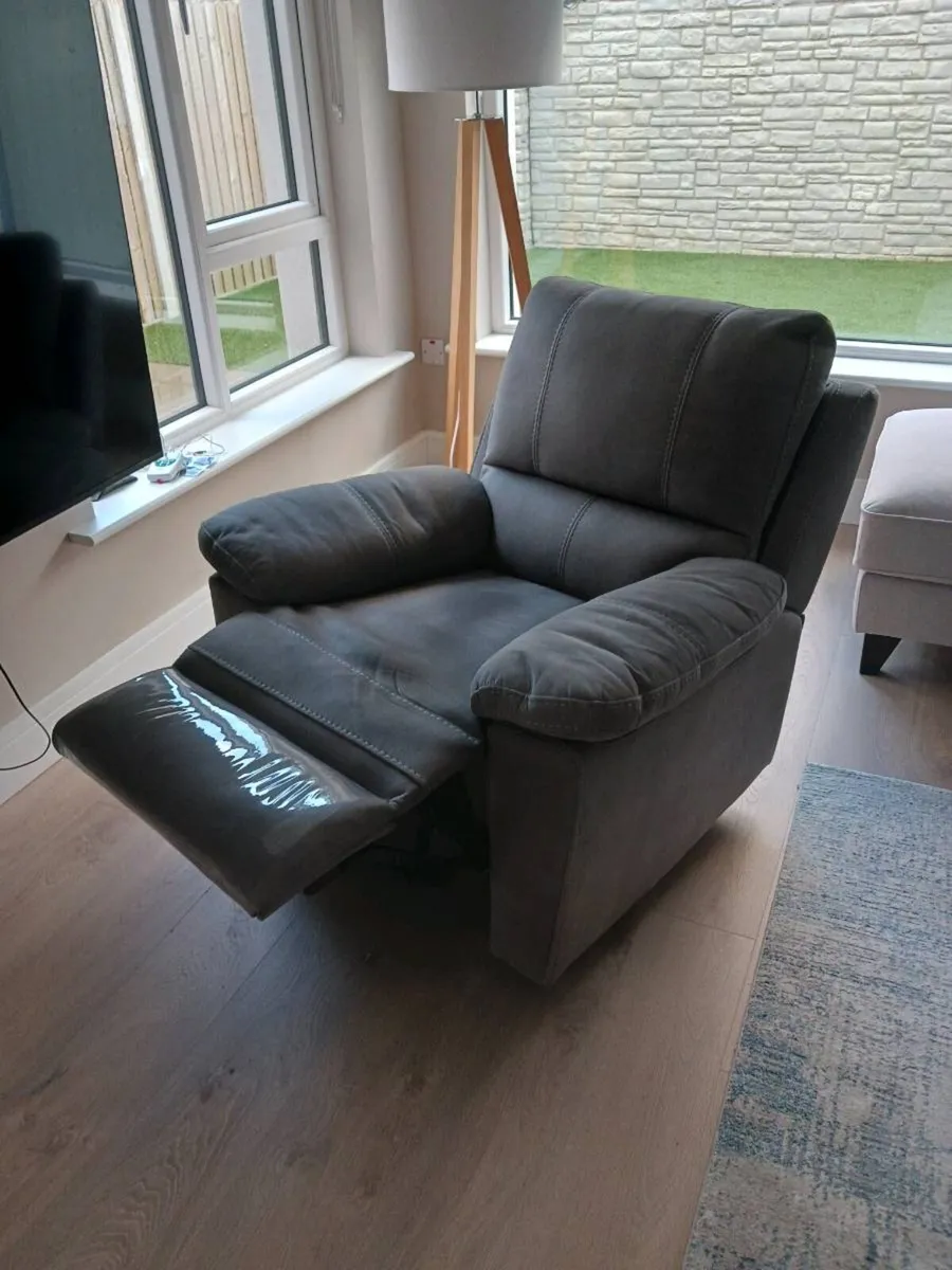 Beautiful recliner for sale - Image 2