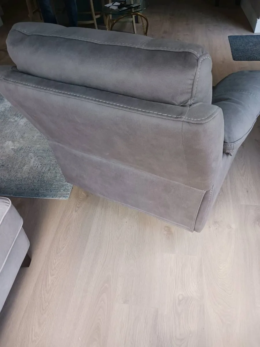 Beautiful recliner for sale - Image 3