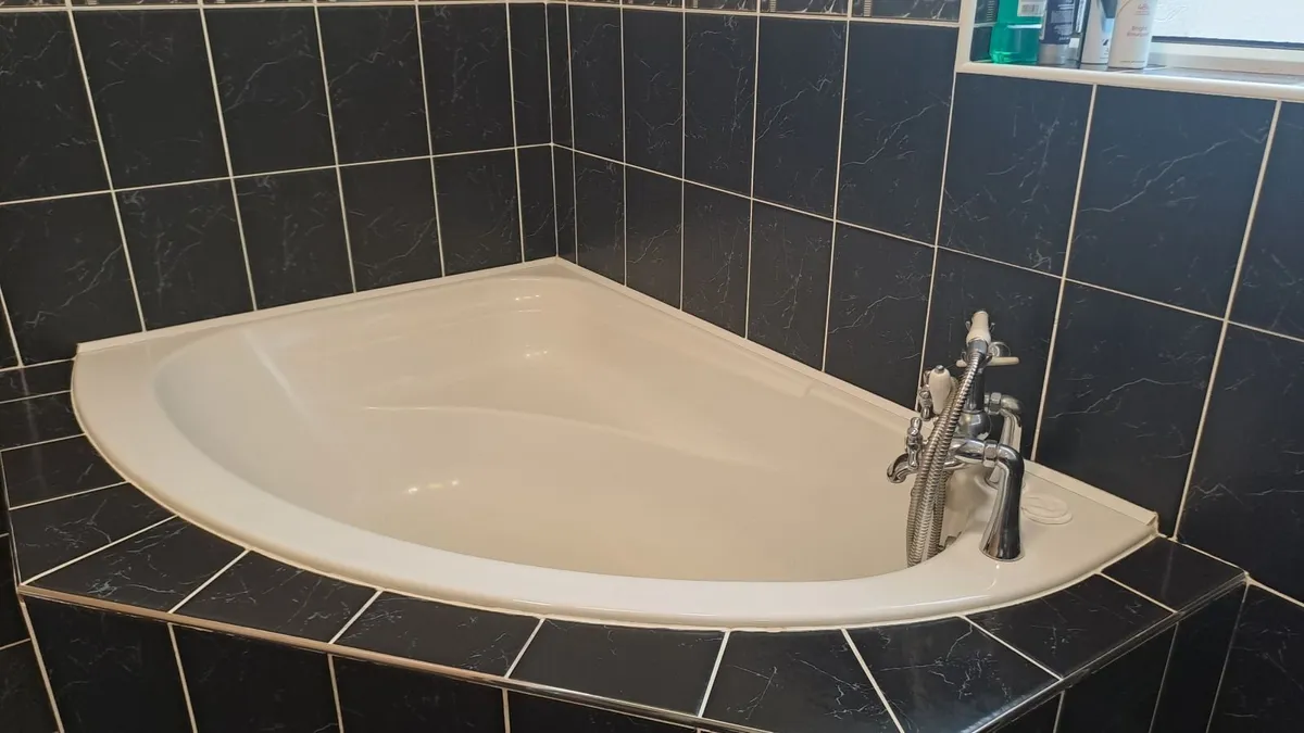 Bathroom fixtures - Image 1