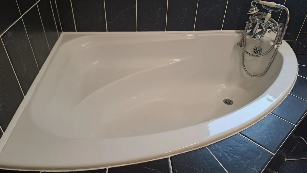 Bathroom fixtures - Image 2