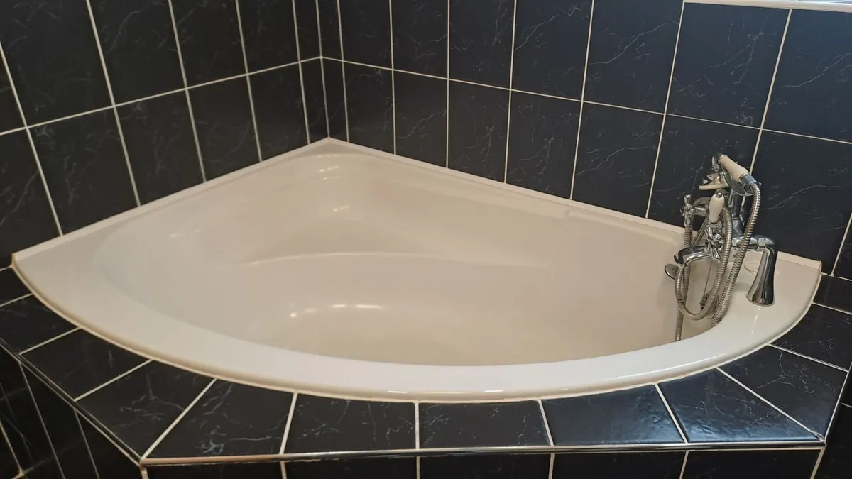 Bathroom fixtures - Image 3
