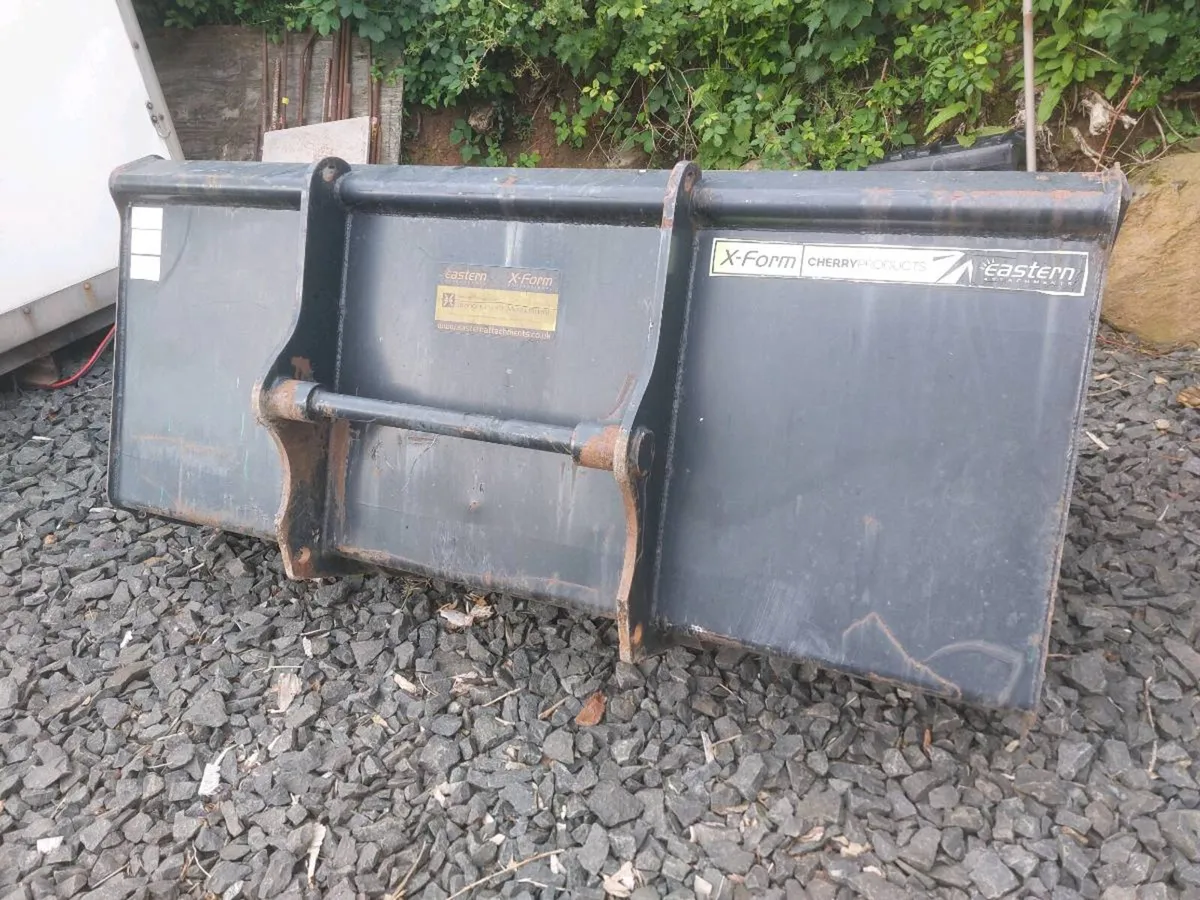 Manitou  bucket - Image 1