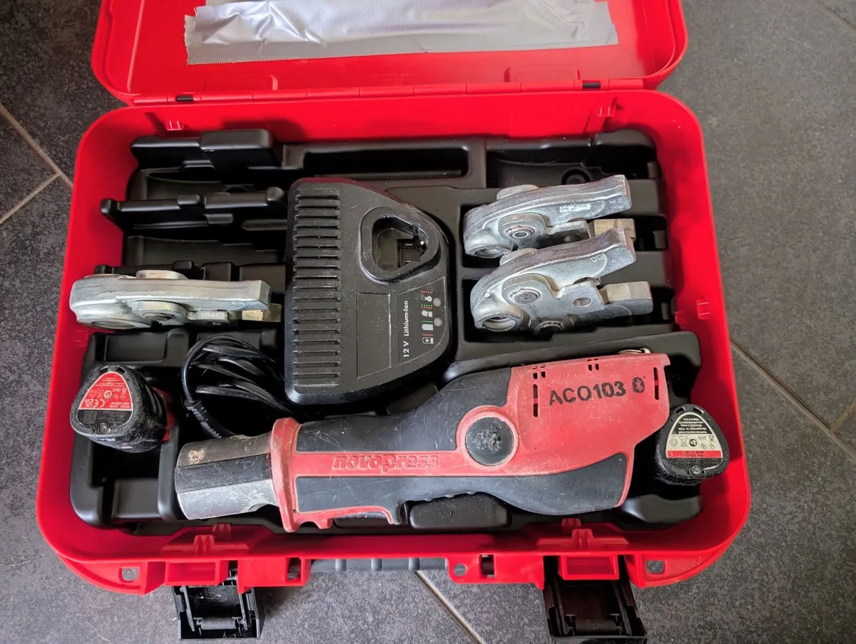 Plumbing crimp gun - Image 1