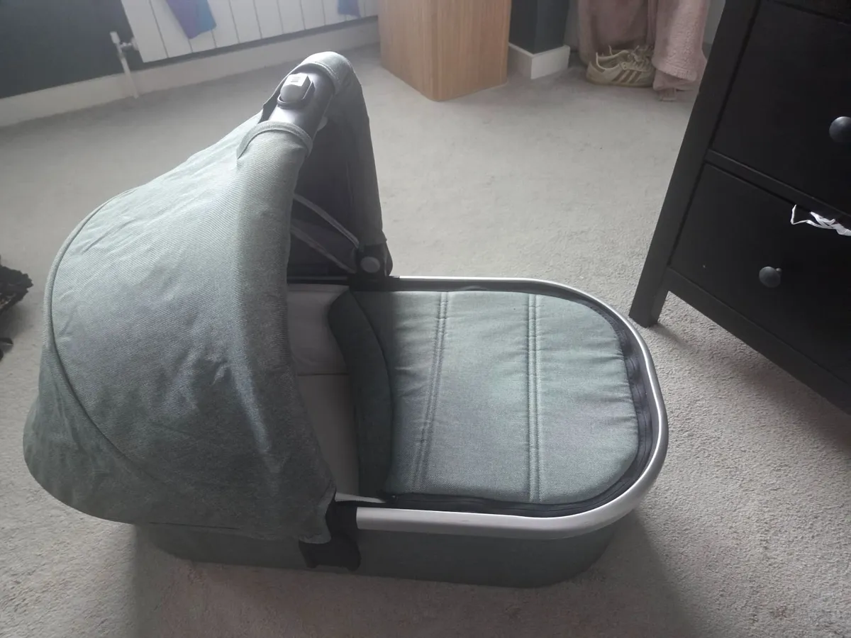 Uppababy Vista V2 Travel system - Image 4