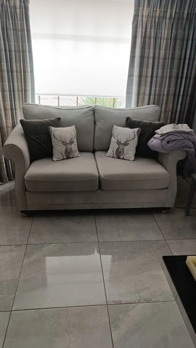 Sofas x 2 a 3 seater & a 2 seater - Image 1