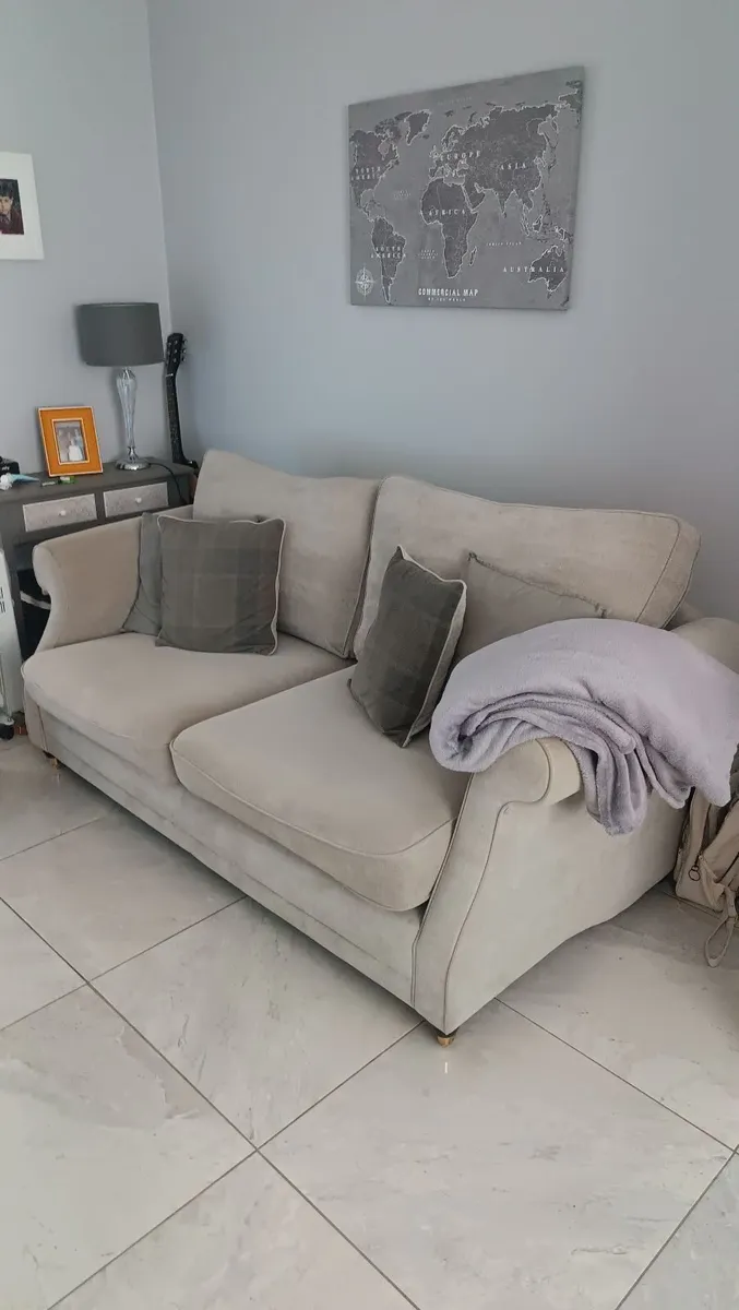 Sofas x 2 a 3 seater & a 2 seater - Image 4