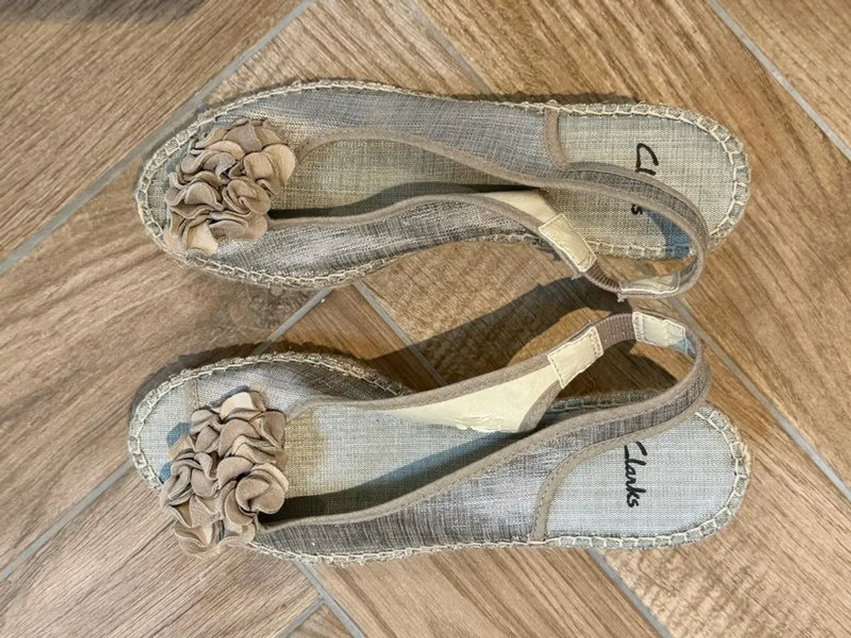 Bundle of ladies summer shoes 5 flats and 1 wedge size 5 and 6 - Image 2