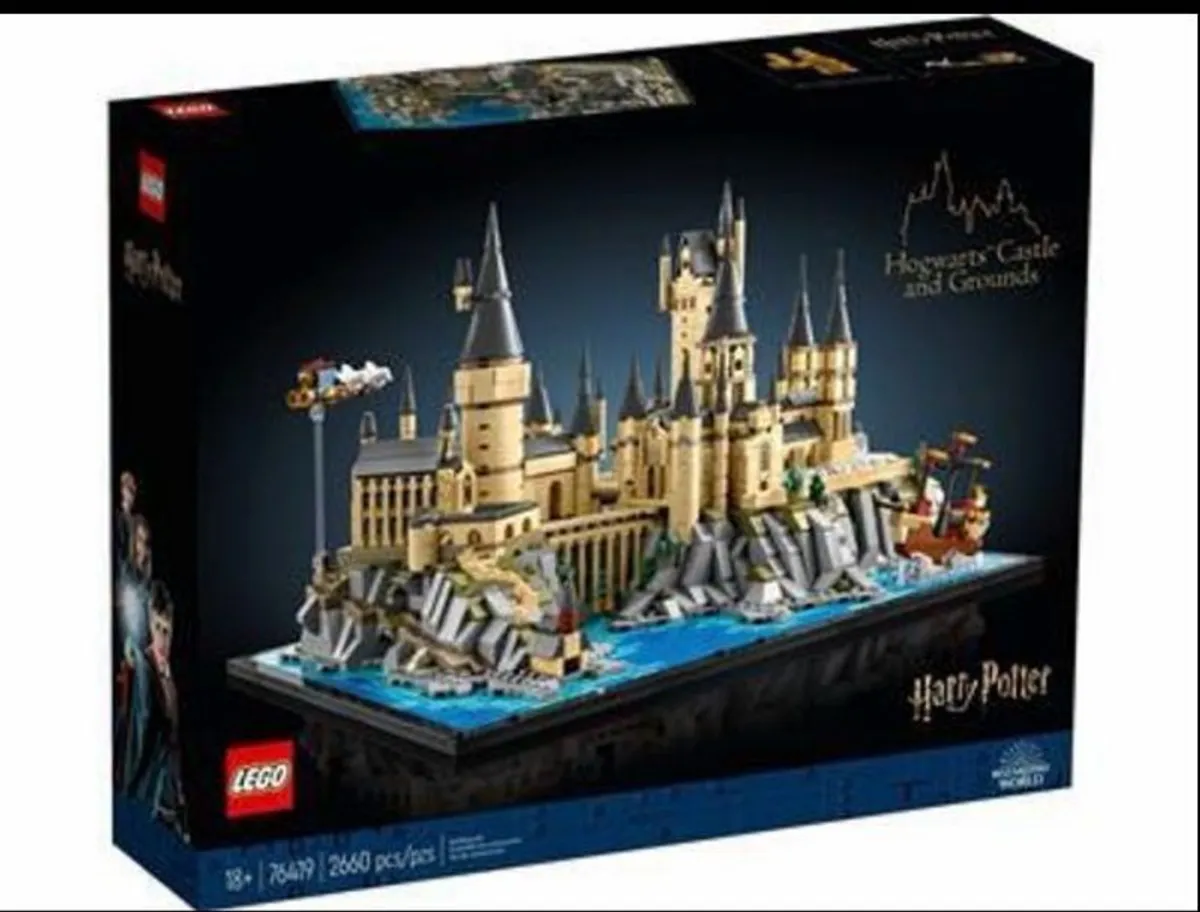 LEGO Harry Potter Hogwarts Castle and Grounds (76419) - Image 1