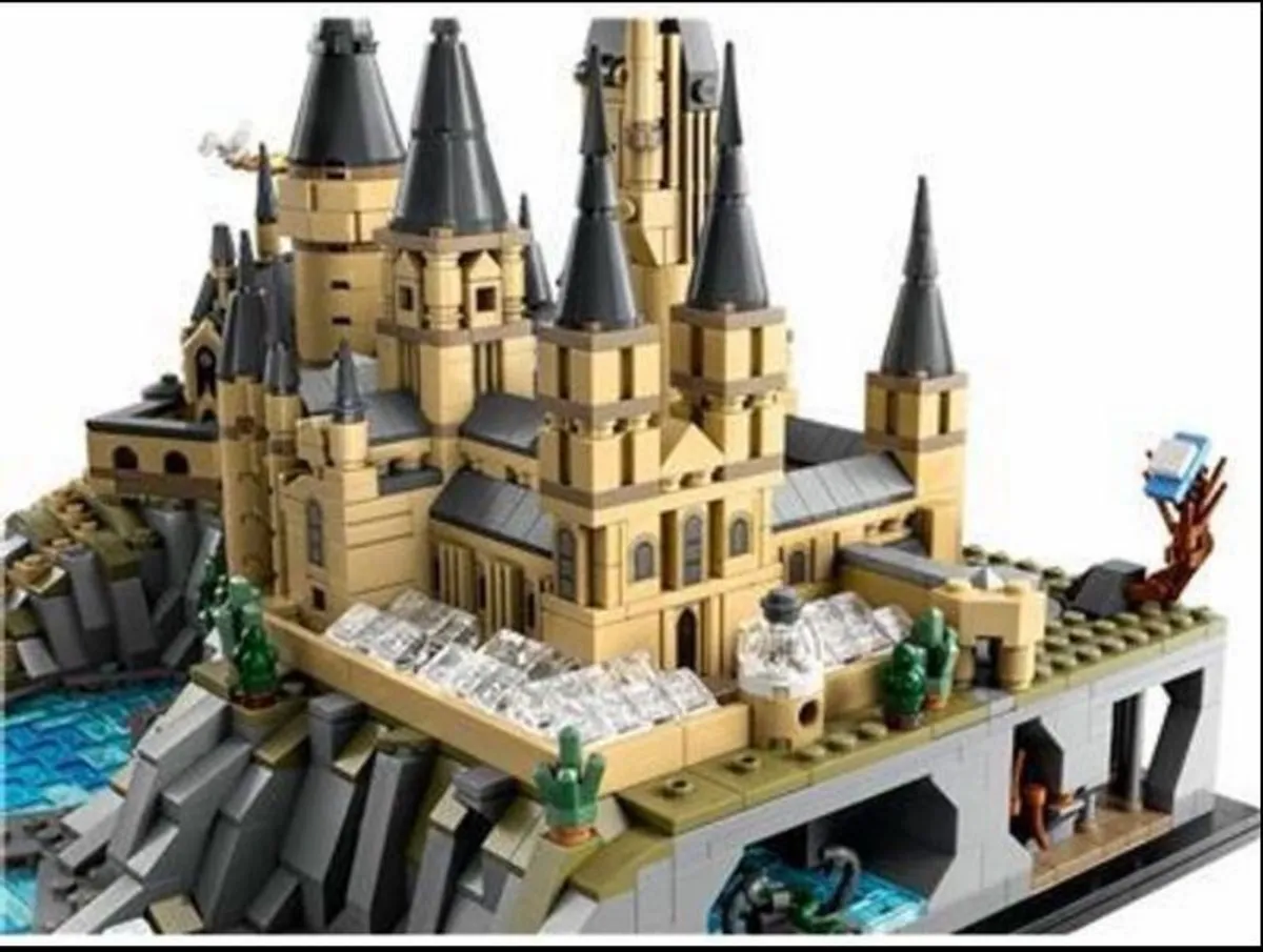 LEGO Harry Potter Hogwarts Castle and Grounds (76419) - Image 2