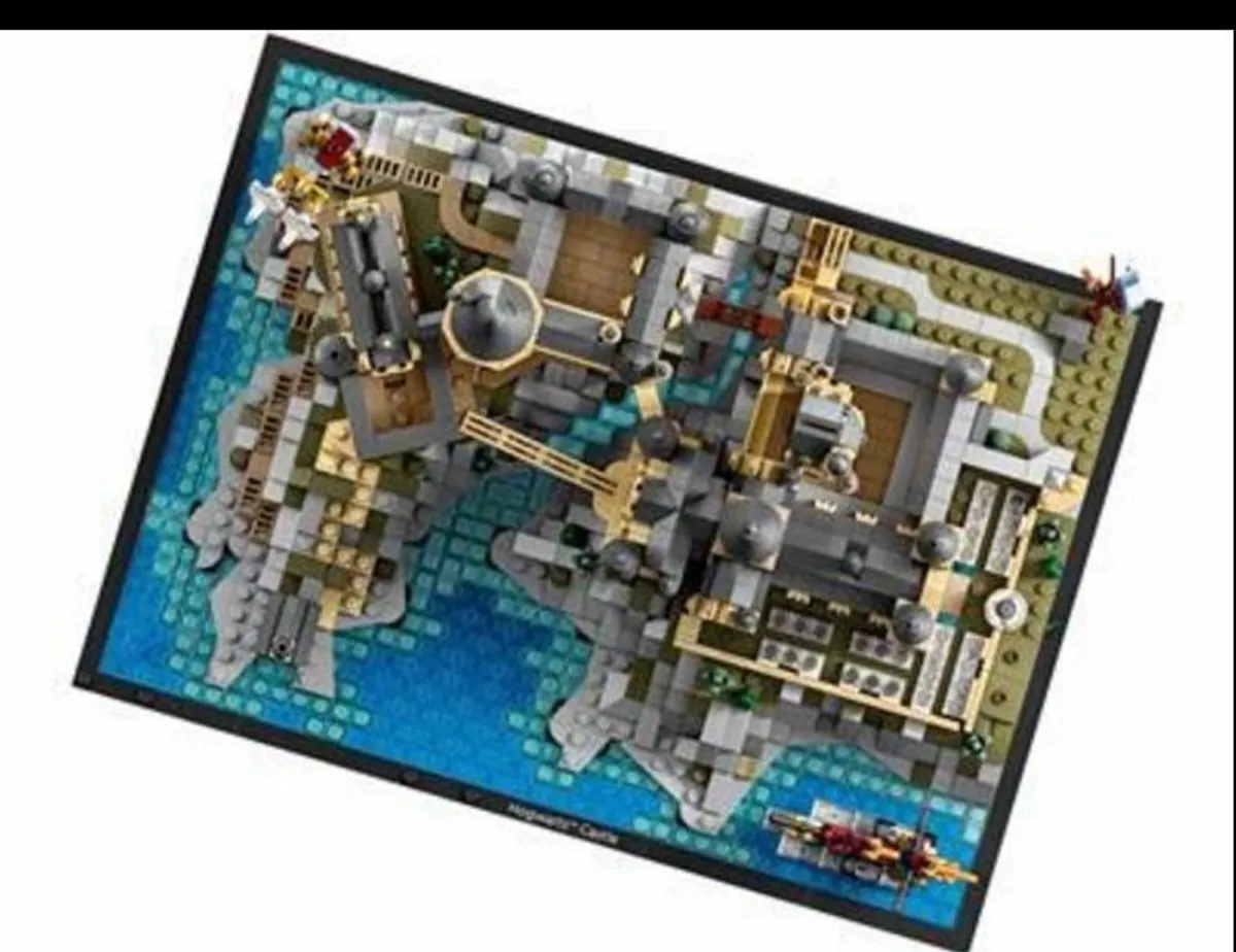 LEGO Harry Potter Hogwarts Castle and Grounds (76419) - Image 3