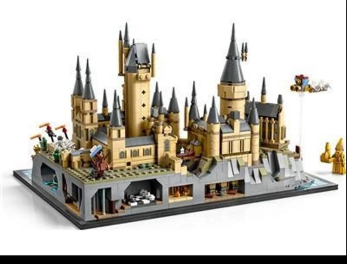 LEGO Harry Potter Hogwarts Castle and Grounds (76419) - Image 4
