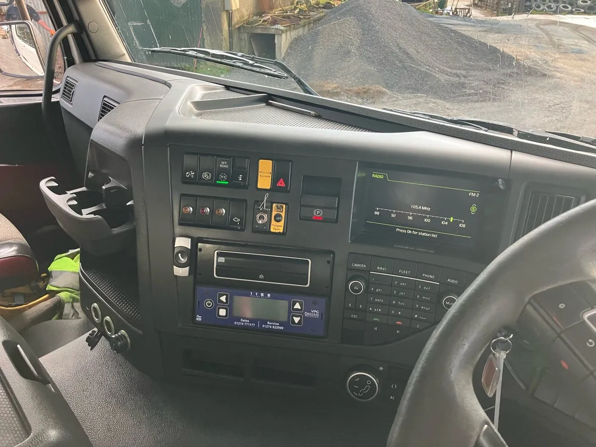 Volvo fmx 8x4 tipper - Image 3