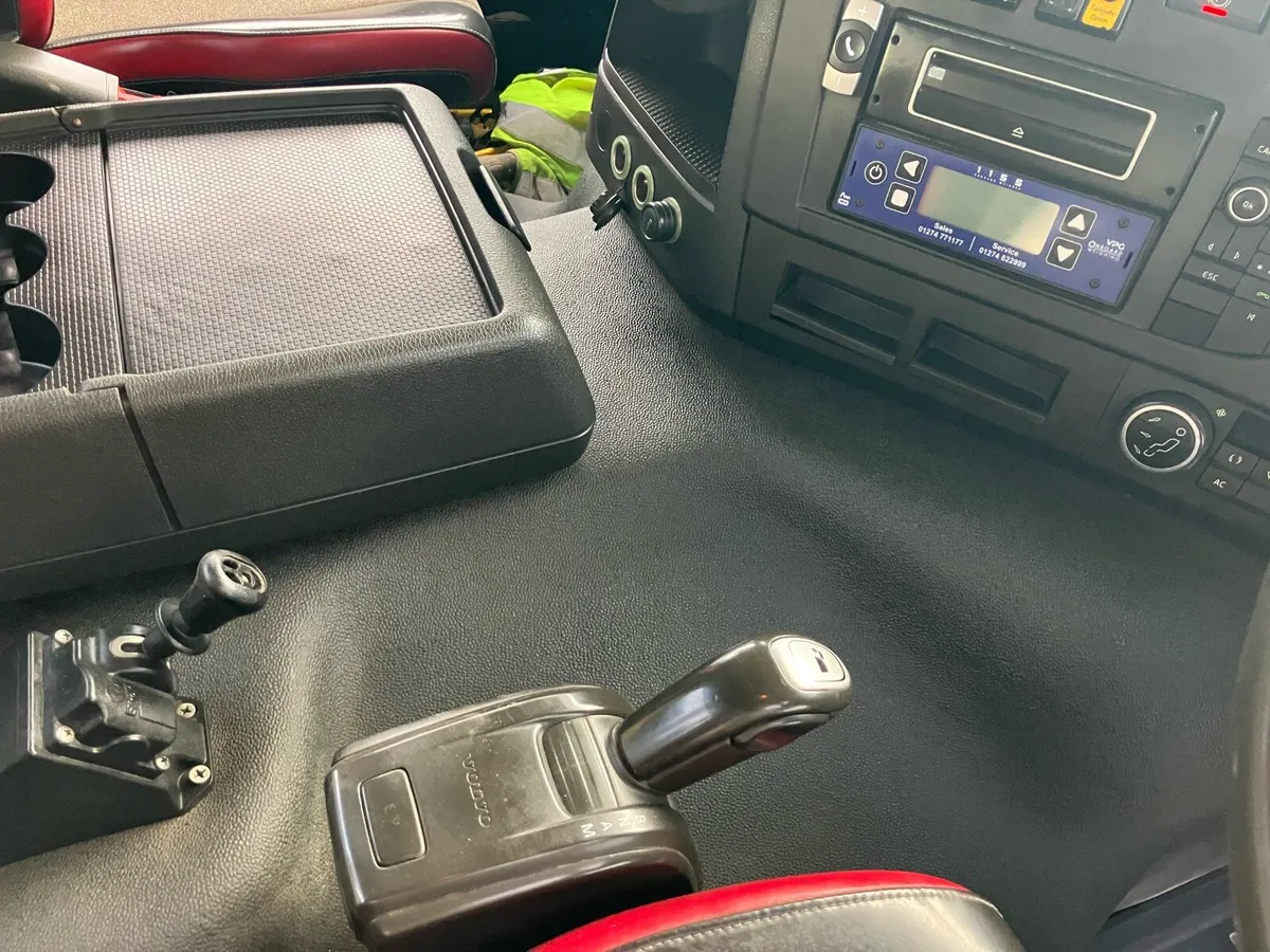 Volvo fmx 8x4 tipper - Image 2