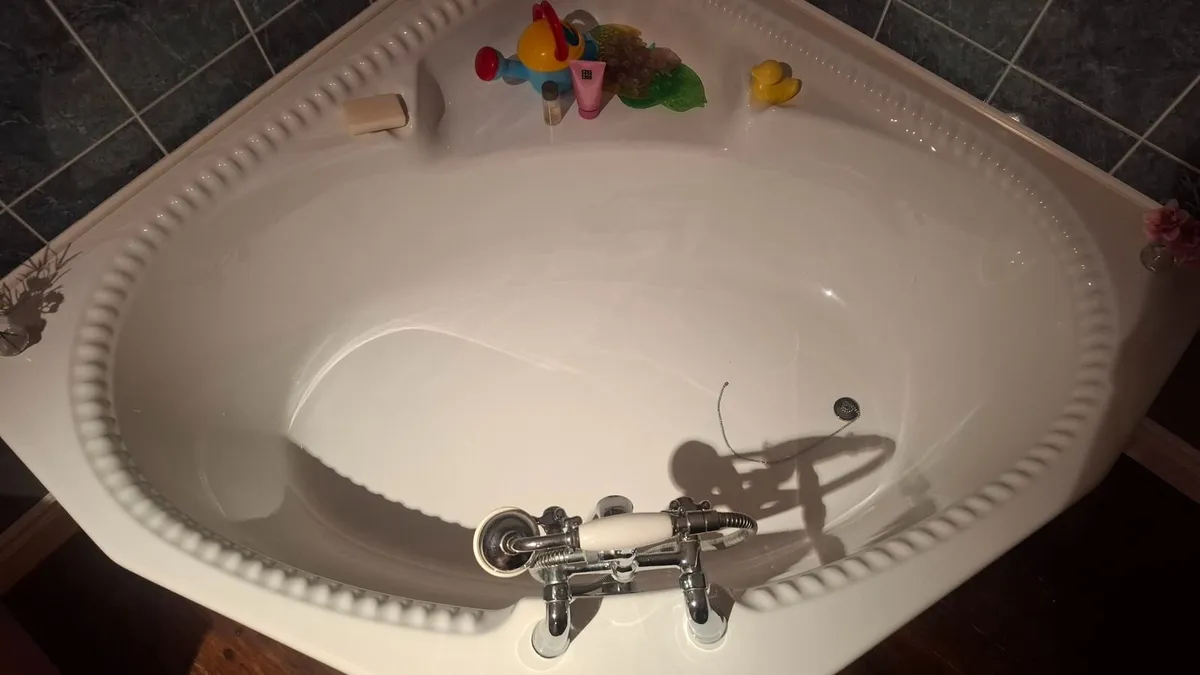 Corner bath with Avondale Taps Mixer - Image 2