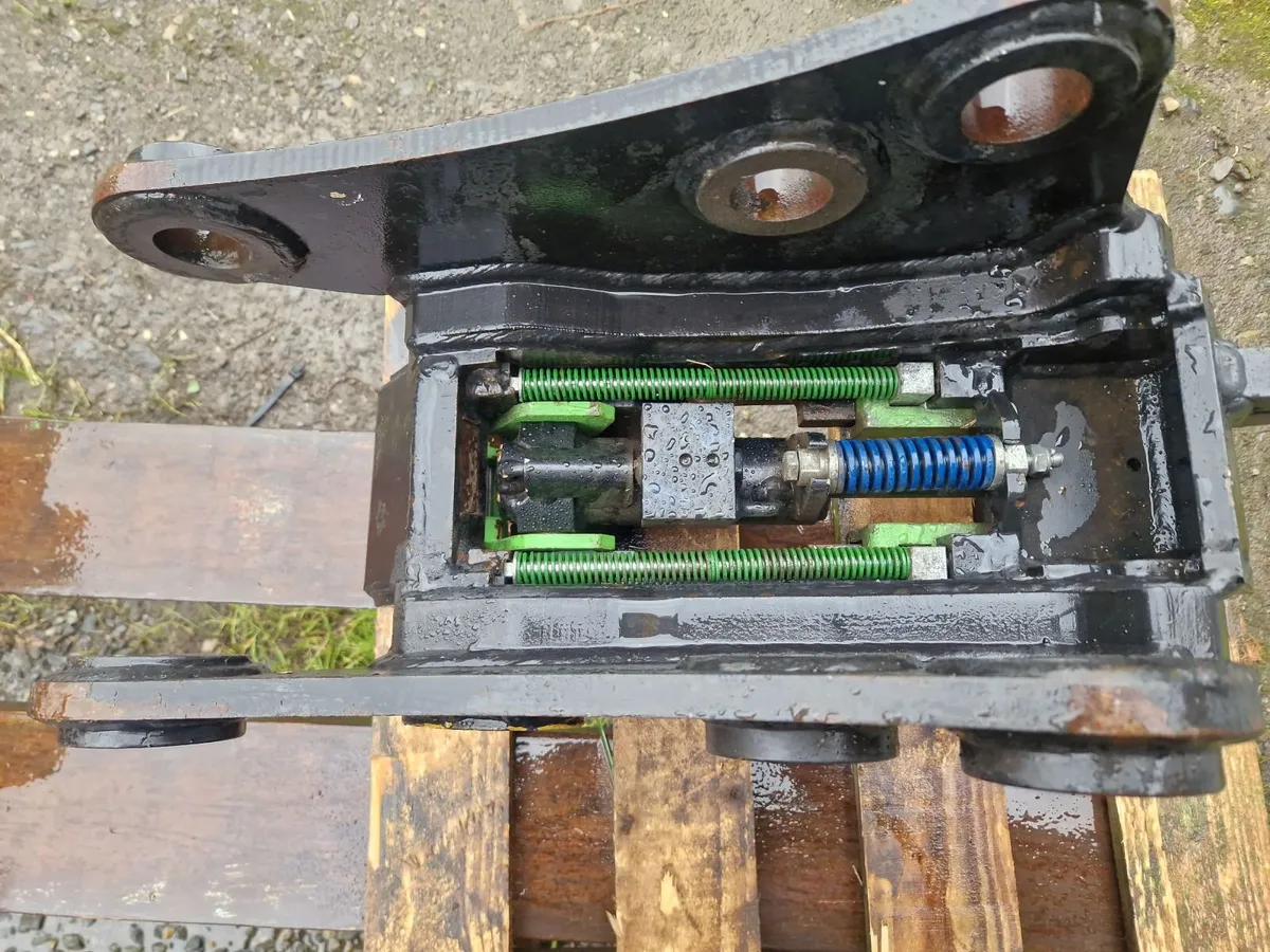 Geith Quick Hitch Ford/NH Digger - Image 3