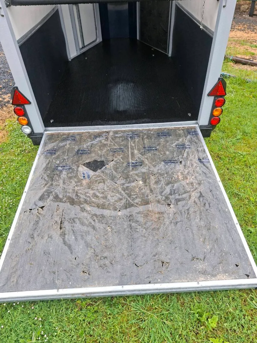 506 horse box - Image 2