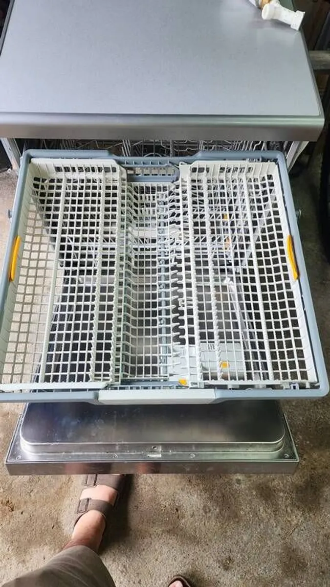Miele 60CM Freestanding Standard Dishwasher Stainless Steel G5210SCCLST - Image 3