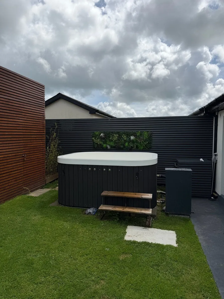 Luxury Gas-heated Hot Tub - Image 1