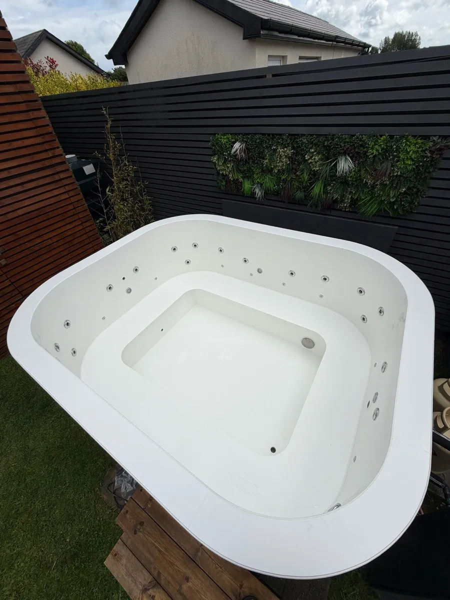 Luxury Gas-heated Hot Tub - Image 2