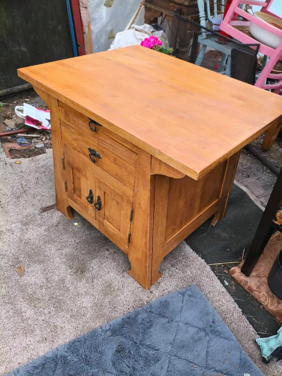 Lovely table need's but TLC 25 Euro bargain - Image 2