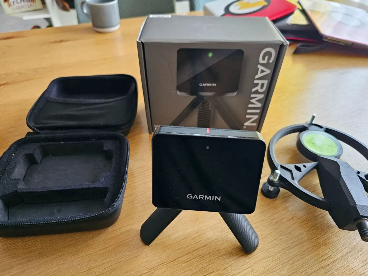 Garmin R10 Launch monitor and golf stand - Image 1